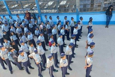 Alunos de escola cívico-militar em Minas perfilados no pátio -  (crédito: SEE/Divulgação)