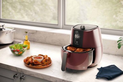 Panela elétrica permite preparar alimentos com rapidez sem a necessidade de usar óleo

       -  (crédito:  Electrolux/Divulgação)