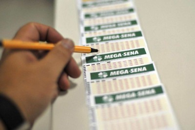 Mega-Sena vai sortear prêmio de R$ 100 milhões  -  (crédito: Marcello Casal Jr/Ag. Brasil)