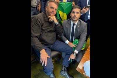 Deputado federal André Fernandes publica foto junto do ex-presidente Jair Bolsonaro mostrando a tornozeleira eletrônica -  (crédito: Reprodução/Redes Sociais)