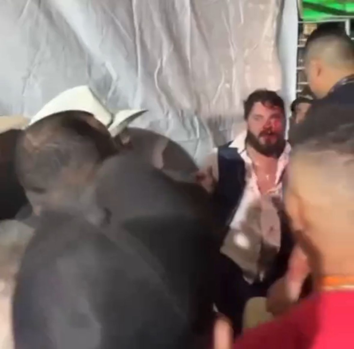 Cantor denuncia agressão após tentar tirar foto com Eduardo Costa