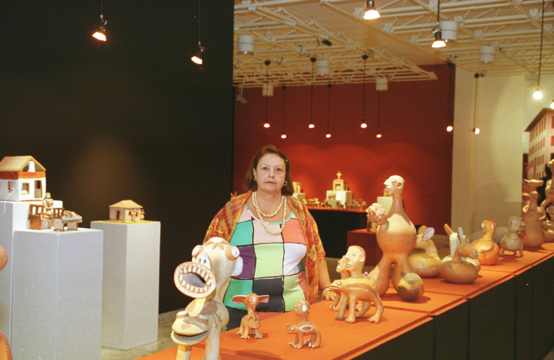 Mamélia Dornelles na mostra de peças de Noemisa Batista e Ulisses Pereira, artesãos do Vale do Jequitinhonha, na Galeria Arlinda Correa Lima
