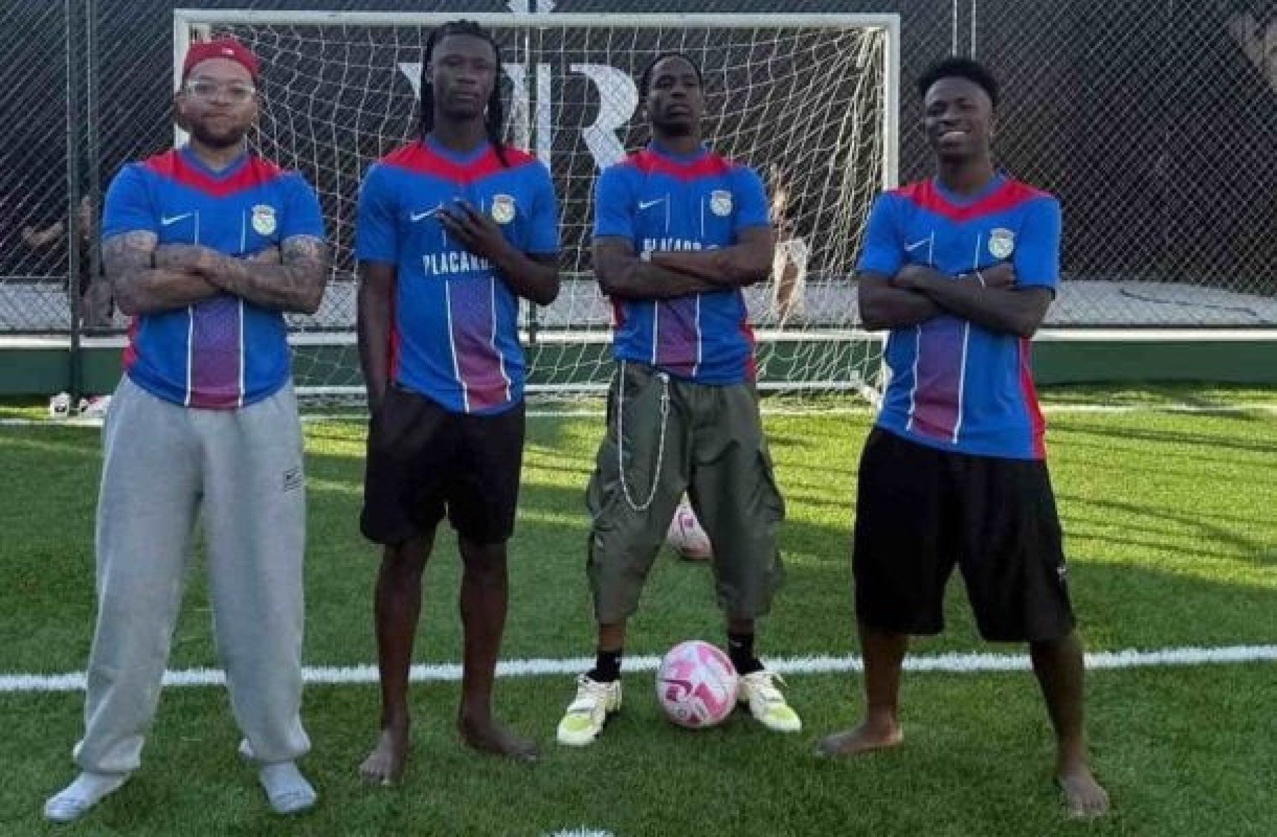 Vini Jr. aproveita influência e reúne nomes como Travis Scott em campanha de seu clube