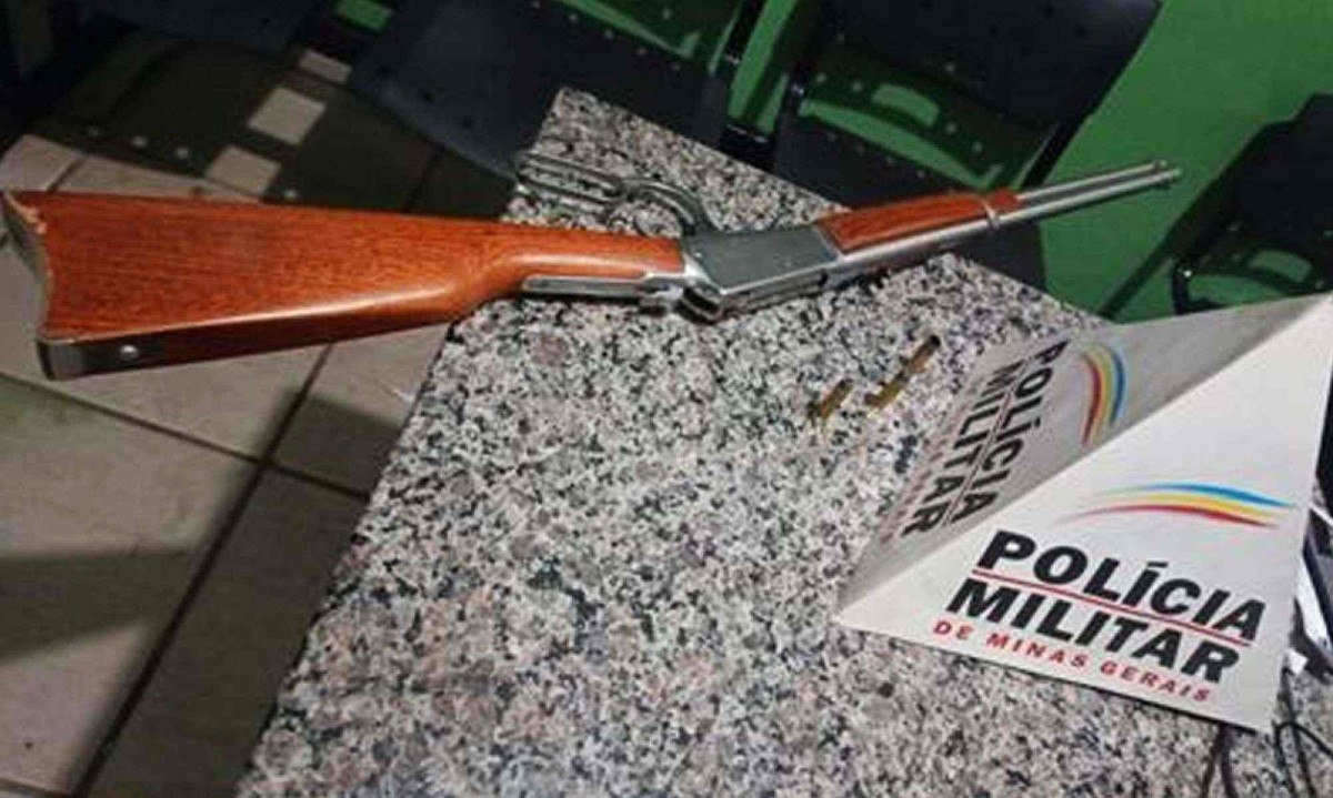 Homem morre ap&oacute;s suposto tiro acidental de rifle da esposa -  (crédito: PMMG/Divulga&ccedil;&atilde;o)
