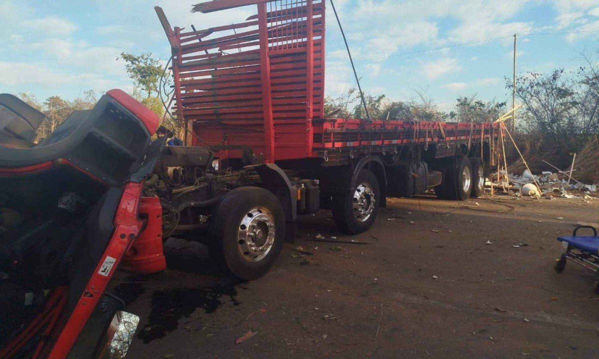 Acidente derramou a carga de vasos sanitários na BR-251, na altura de Francisco Sá-Divulgação/PRF