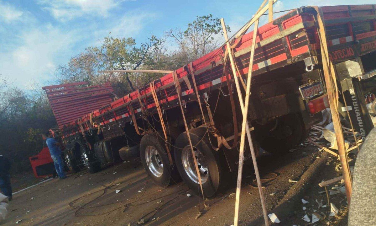 Acidente derramou a carga de vasos sanitários na BR-251, na altura de Francisco Sá-Divulgação/PRF