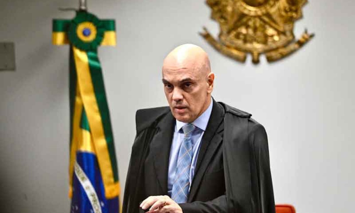Alexandre de Moraes foi acompanhado em seus voto por outros três ministros, menos Fux
- (crédito: EVARISTO SÁ/AFP) Alexandre de Moraes foi acompanhado em seus voto por outros três ministros, menos Fux
- (crédito: EVARISTO SÁ/AFP)