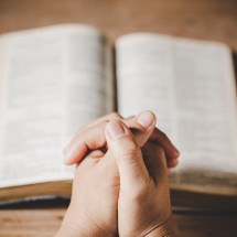 Dona Elza entregou sua vida a Jesus e, em menos de três meses, toda a sua família, marido e filhos, também se rendeu a Cristo -  (crédito: Freepik)