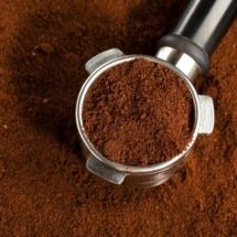 MG: funcionário de supermercado tenta pegar café, cai de escada e morre - freepik/valeria_aksakova