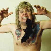 Ozzy Osbourne mordeu a cabeça de um morcego durante show nos anos 1980 - Canal AeE/Divulga&ccedil;&atilde;o