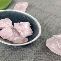 Simpatia do quartzo rosa para esquecer um grande amor para sempre