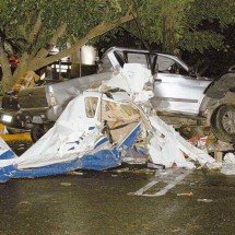 Shopping invadido por carro foi atingido por avião em 2009 - Reprodução / FolhaPress
