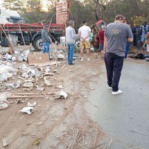 MG: tombamento de caminhão com vasos sanitários bloqueia BR-251 - Divulgação/PRF
