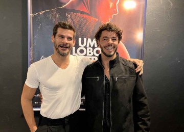 O bailarino Thiago Soares e o ator Matheus Abreu na pré-estreia de 'Um lobo entre os cisnes' em BH -  (crédito: Helvécio Carlos/EM/DA PRESS)