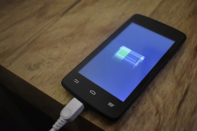 Com o avanço da tecnologia, os celulares fazem cada vez mais parte do cotidiano dos brasileiros, os conectando com o mundo. Contudo, qualquer pessoa já necessitou carregar tal ferramenta na rua, mas muitos desconhecem os perigos da entrada USB pública. -  (crédito: Pixabay/VeComoHacerlo)