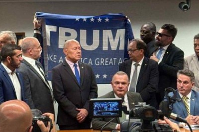 Bandeira foi levantada pelos deputados Delegado Caveira (PL-PA) e Sargento Fahur (PSD-PR) -  (crédito: Reprodução/Redes Sociais)