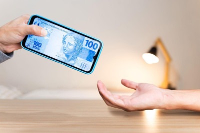 Brasil pode ter inventado o futuro do dinheiro com o Pix, diz prêmio Nobel de Economia -  (crédito: BBC)