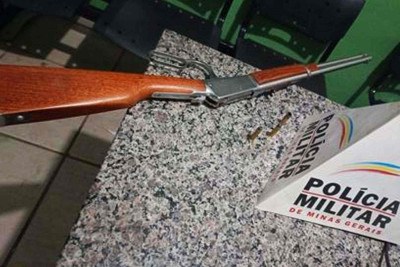 Homem morre após suposto tiro acidental de rifle da esposa -  (crédito: PMMG/Divulgação)