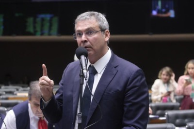 Lindbergh afirma que estratégia de nomear Eduardo como secretário estadual tem objetivo de manter o deputado nos Estados Unidos -  (crédito: Bruno Spada/Câmara dos Deputados)