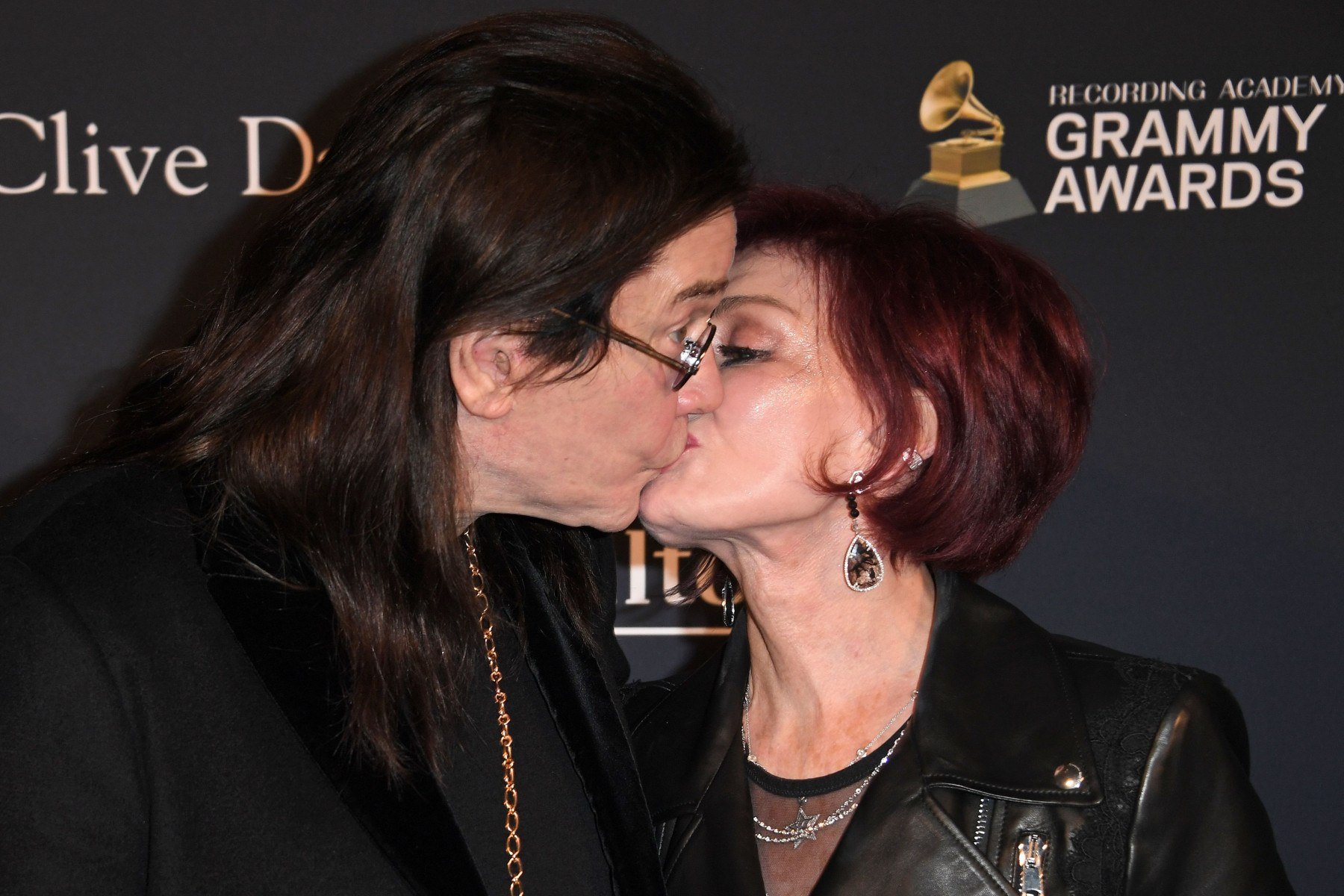 Ozzy casou-se com Sharon Osbourne em 1982; o relacionamento teve idas e vindas ao longo de décadas. Hoje, Sharon tem 72 anos- Mark Ralston/AFP