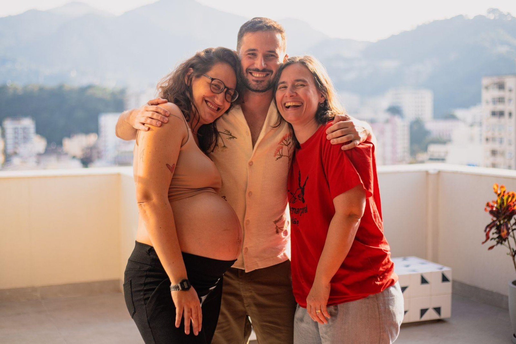 'Tive um filho com casal de amigas': a luta judicial enfrentada por pais de bebê com 'triparentalidade' - Getty Images