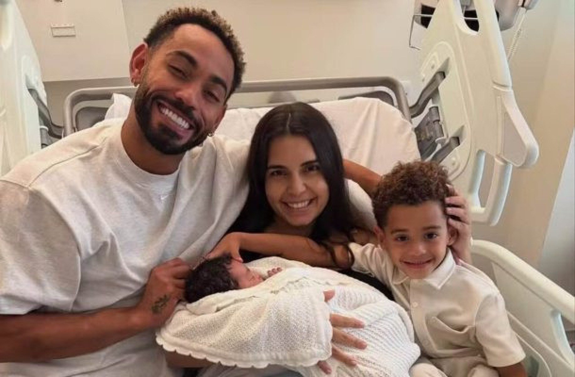 Matheus Cunha, novo camisa 10 do United, anuncia nascimento da filha Liz: ‘Agora somos 4’