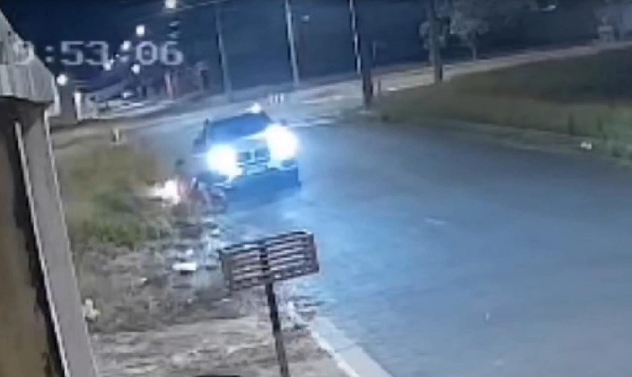 Vídeo: homem ateia fogo em terreno e foge de BMW em cidade mineira - Redes sociais/Reprodu&ccedil;&atilde;o