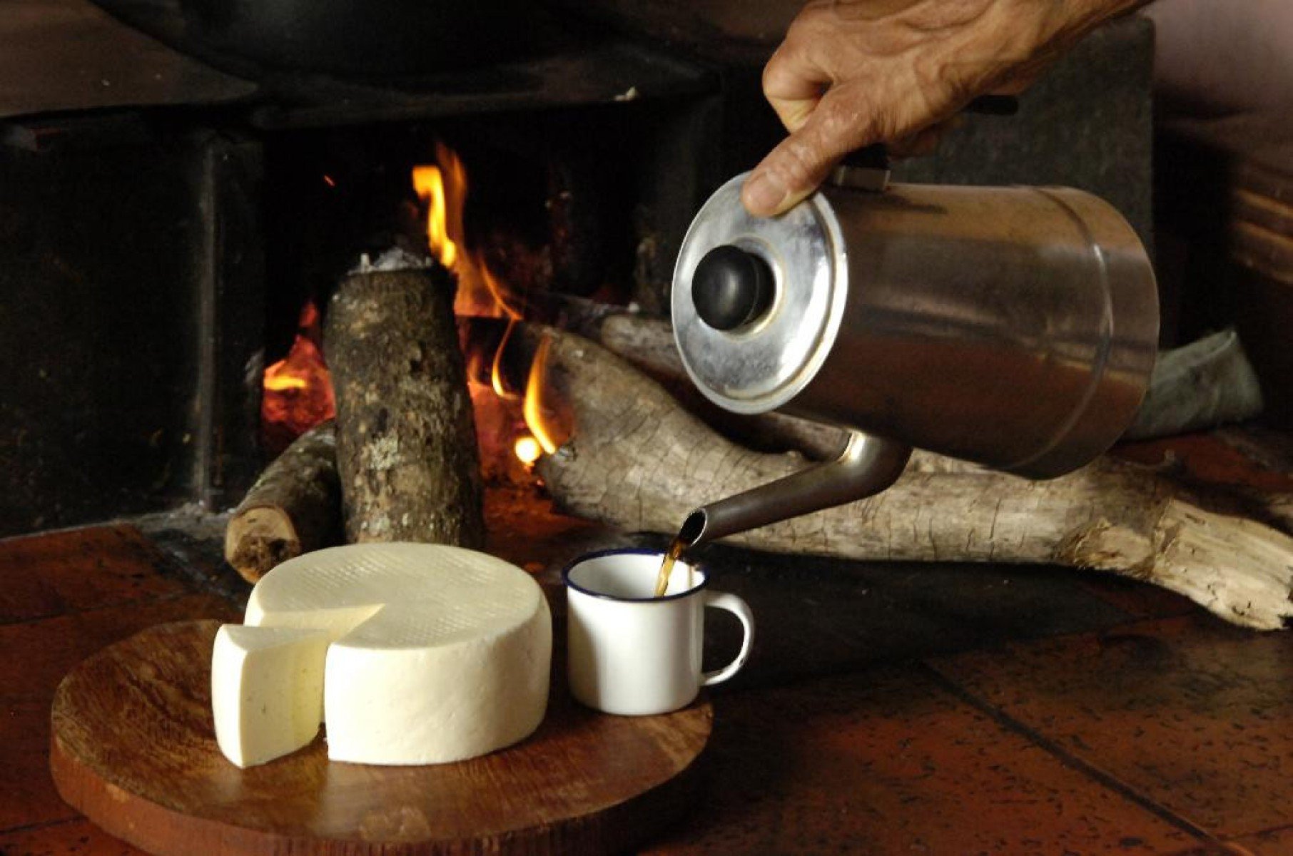 Em Minas, o visitante pode provar um queijo com um café coado na hora