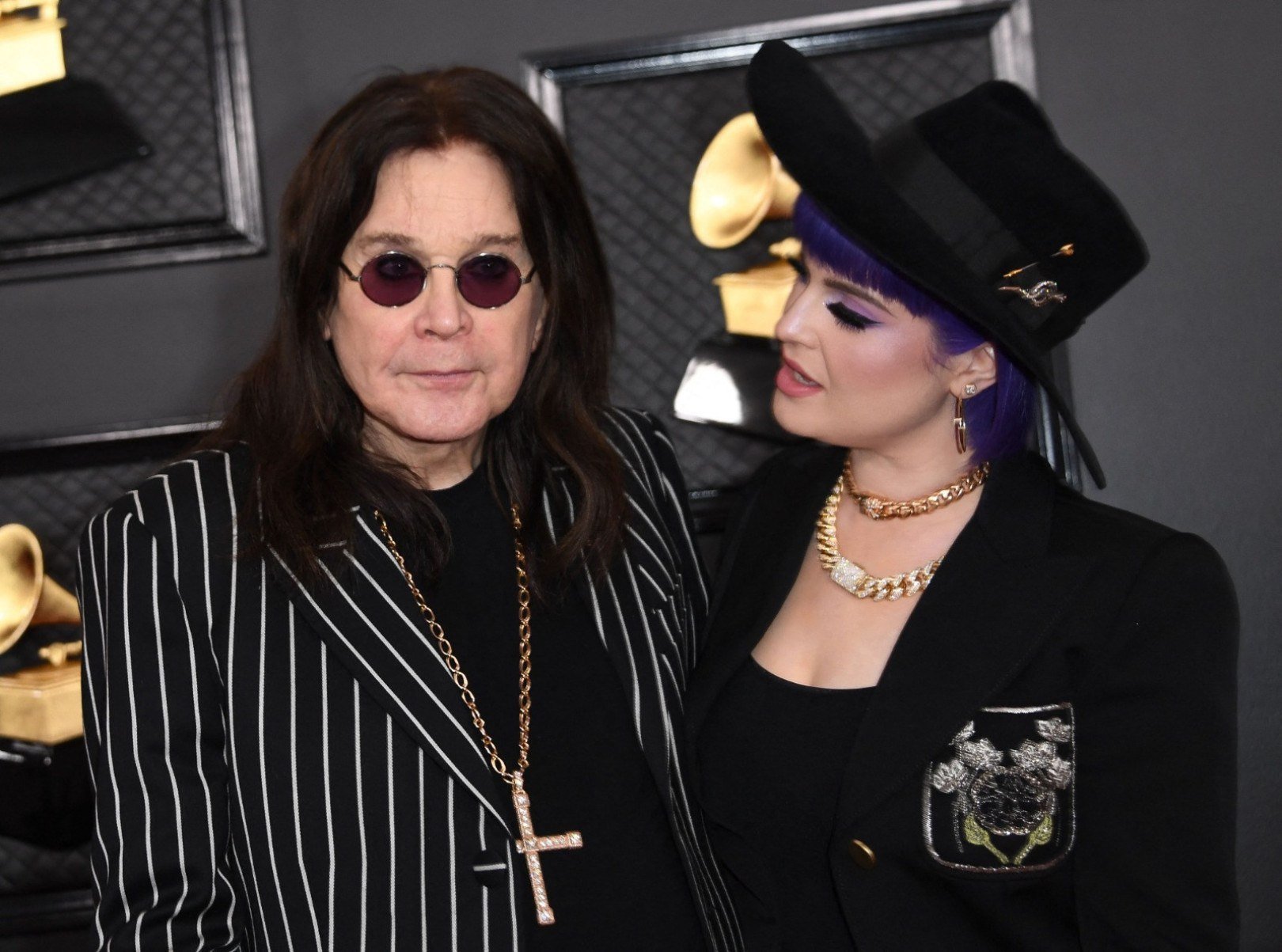 A filha Kelly Osbourne, de 40 anos, é atriz, cantora e designer. Ela acompanhou o pai na cerimônia do 62º Grammy. -Aleria Macon/AFP