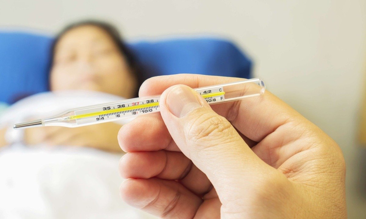 Os sinais incluem febre baixa e prolongada, além de fadiga intensa e perda de apetite -  (crédito: jcomp/FreePik)