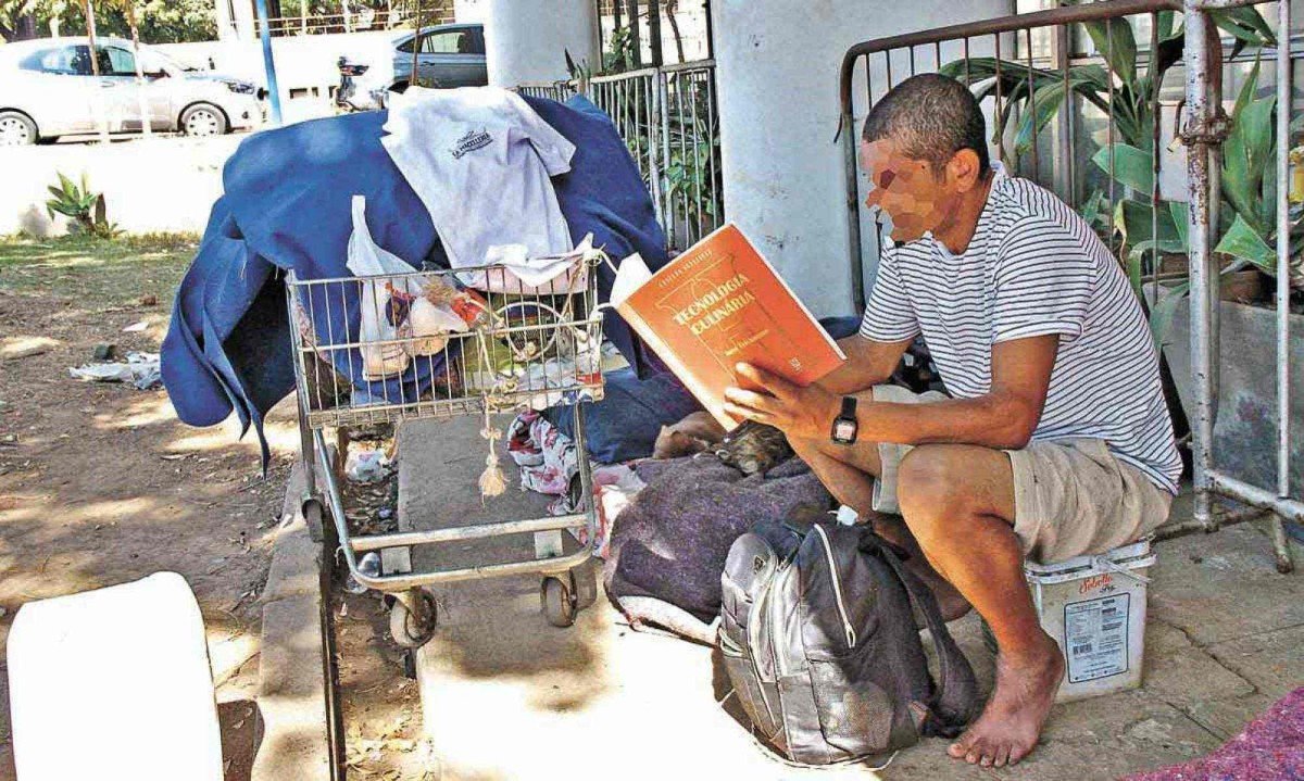 Leandro Alcântara Laureanos Um das pessoas que estão no jardim da Biblioteca