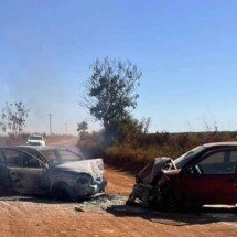 MG: mulher e bebê morrem em acidente, e um dos carros pega fogo - Corpo de Bombeiros (CBMMG) / Divulga&ccedil;&atilde;o
