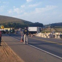 Carreta com melões tomba, cai em cima de carro e mata motorista em Minas - Divulgação/PRF
