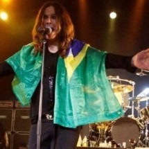 Relembre: Ozzy cantou com bandeira do Brasil em show na Argentina - Reprodução / X
