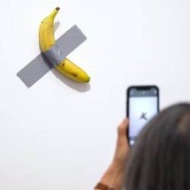 Visitante come banana de obra milionária em museu - AFP