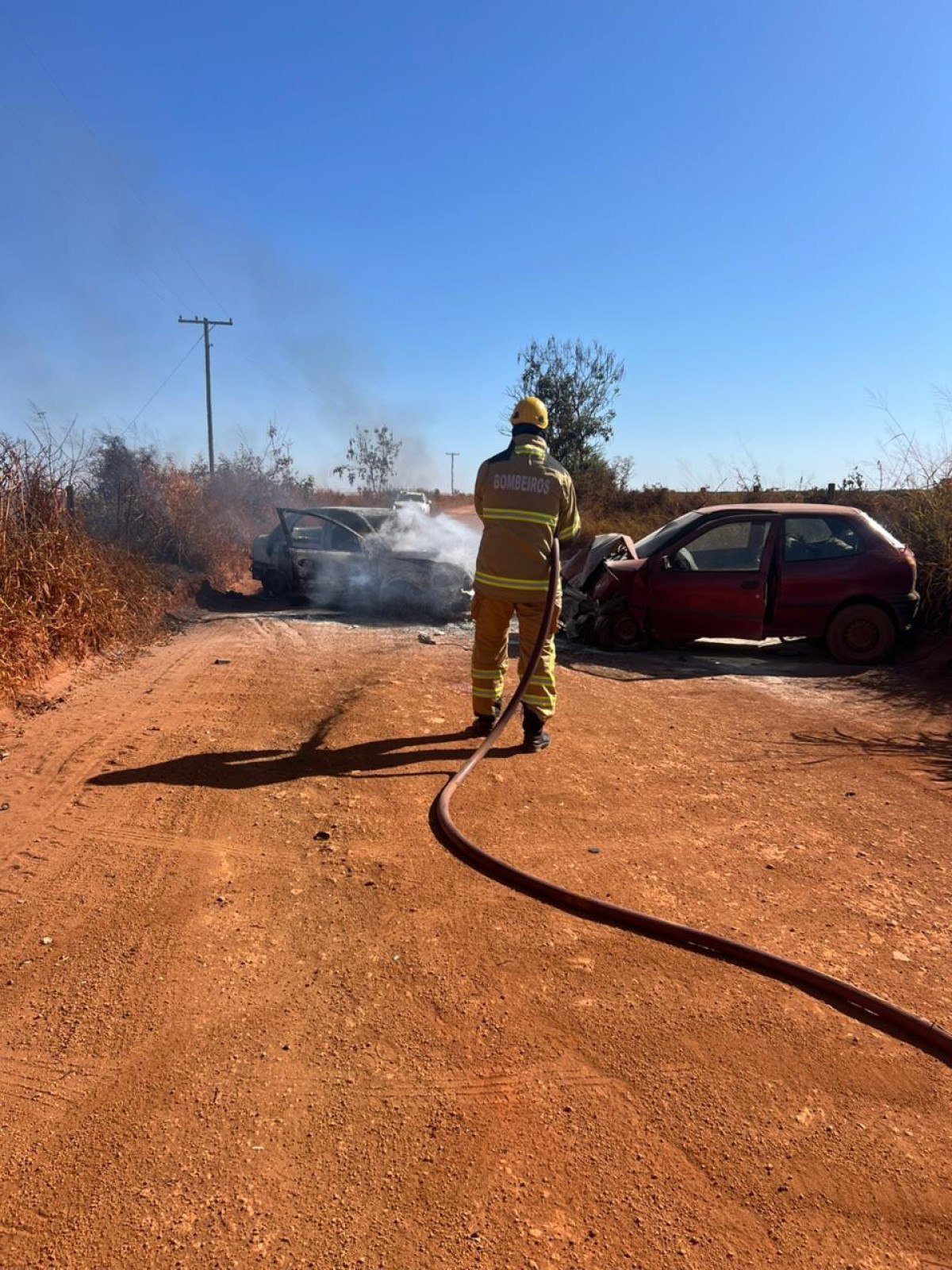 Um dos carros pegou fogo após a batida