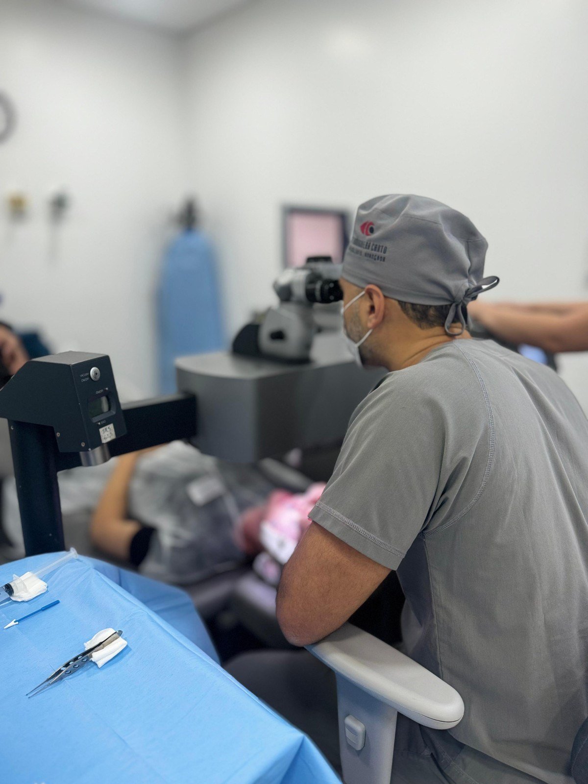 Cirurgias reduzem dependência de óculos e lentes de contato - DINO