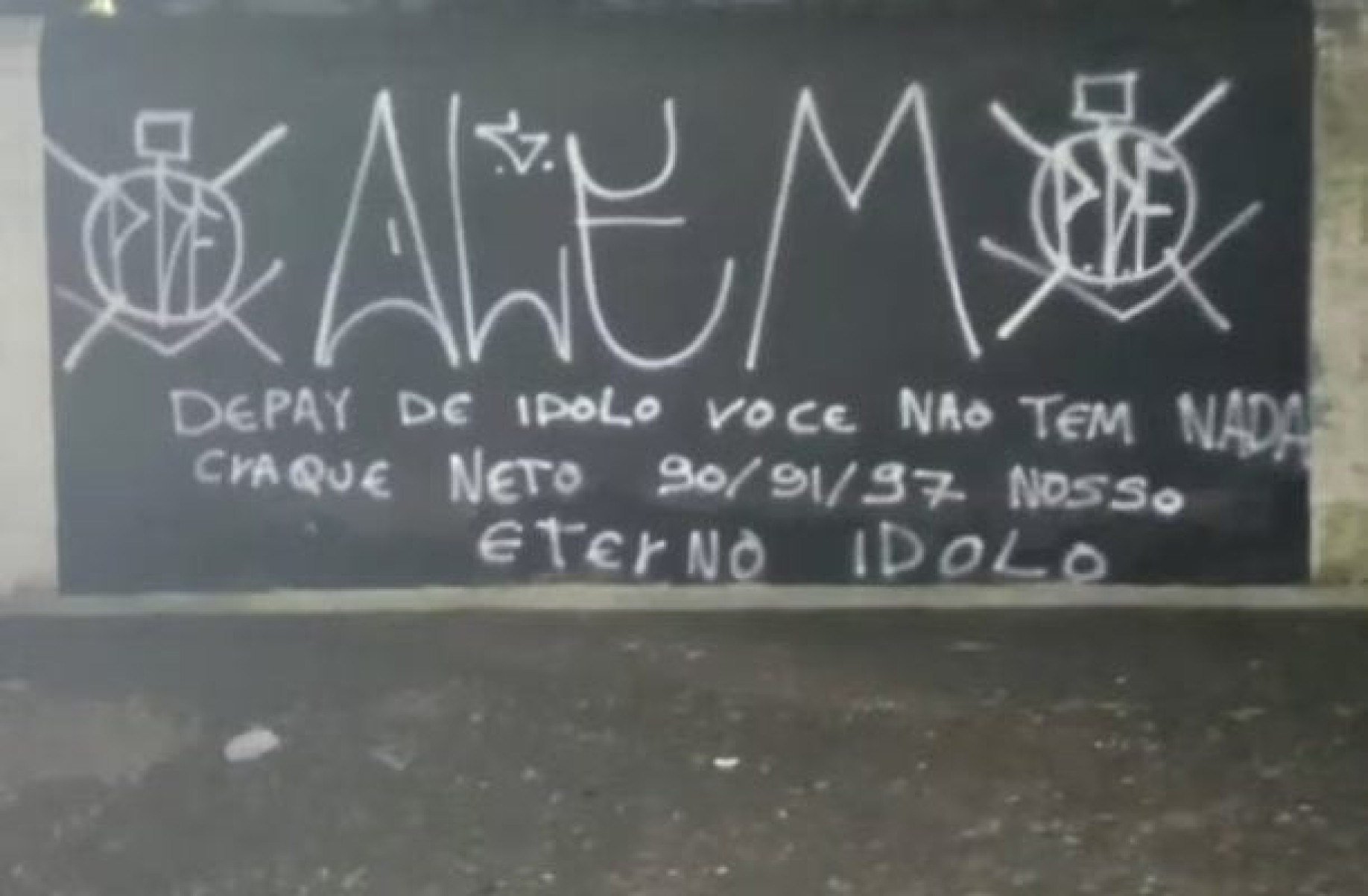 Muros da sede do Corinthians amanhecem pichados e com críticas a Depay