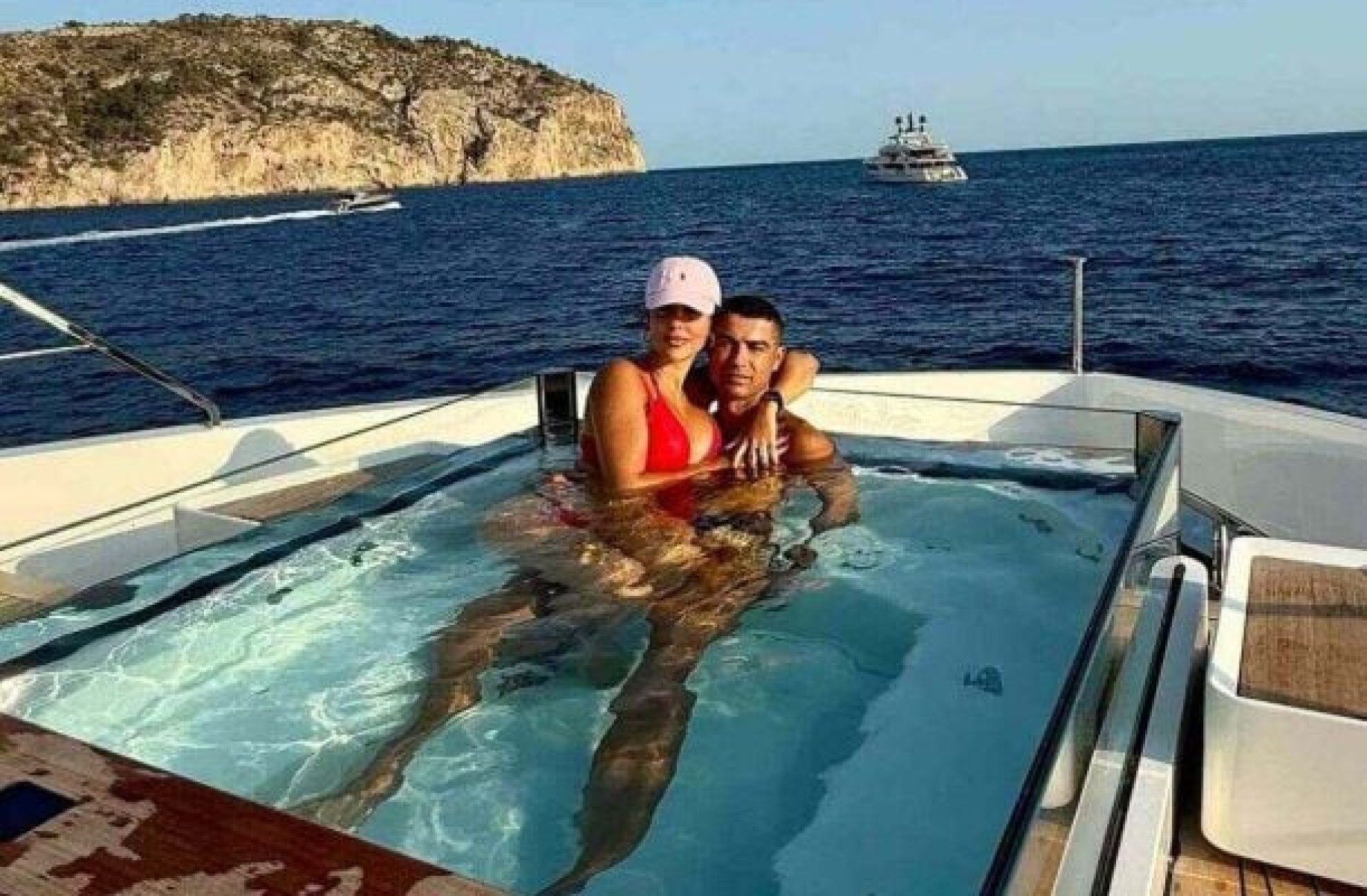 Cristiano Ronaldo aproveita dias de folga com estada em iate em local paradisíaco