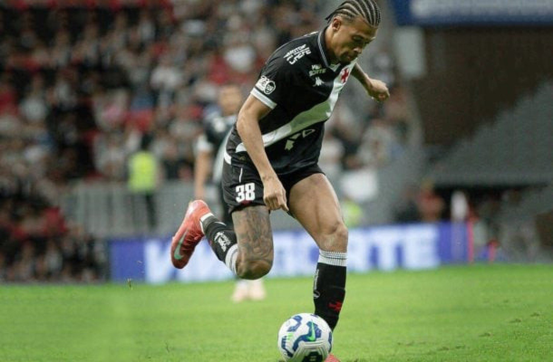 João Victor analisa vaias da torcida e momento do Vasco no ano: ‘Eles têm que confiar’