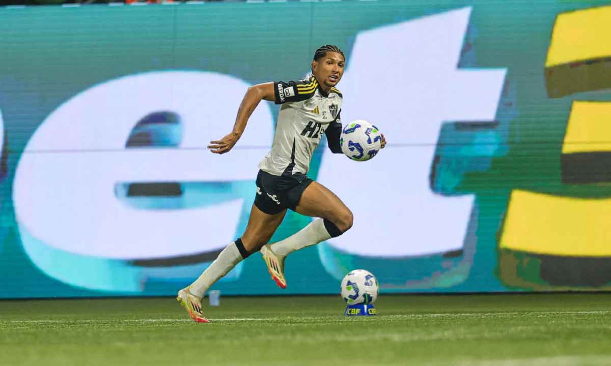 O atacante Rony protagonizou grande polêmica na terça-feira (22/7) ao pedir na Justiça rescisão do contrato com o Atlético por falta de pagamentos. Ele voltou atrás horas depois - (crédito: Pedro Souza / Atlético) O atacante Rony protagonizou grande polêmica na terça-feira (22/7) ao pedir na Justiça rescisão do contrato com o Atlético por falta de pagamentos. Ele voltou atrás horas depois - (crédito: Pedro Souza / Atlético)