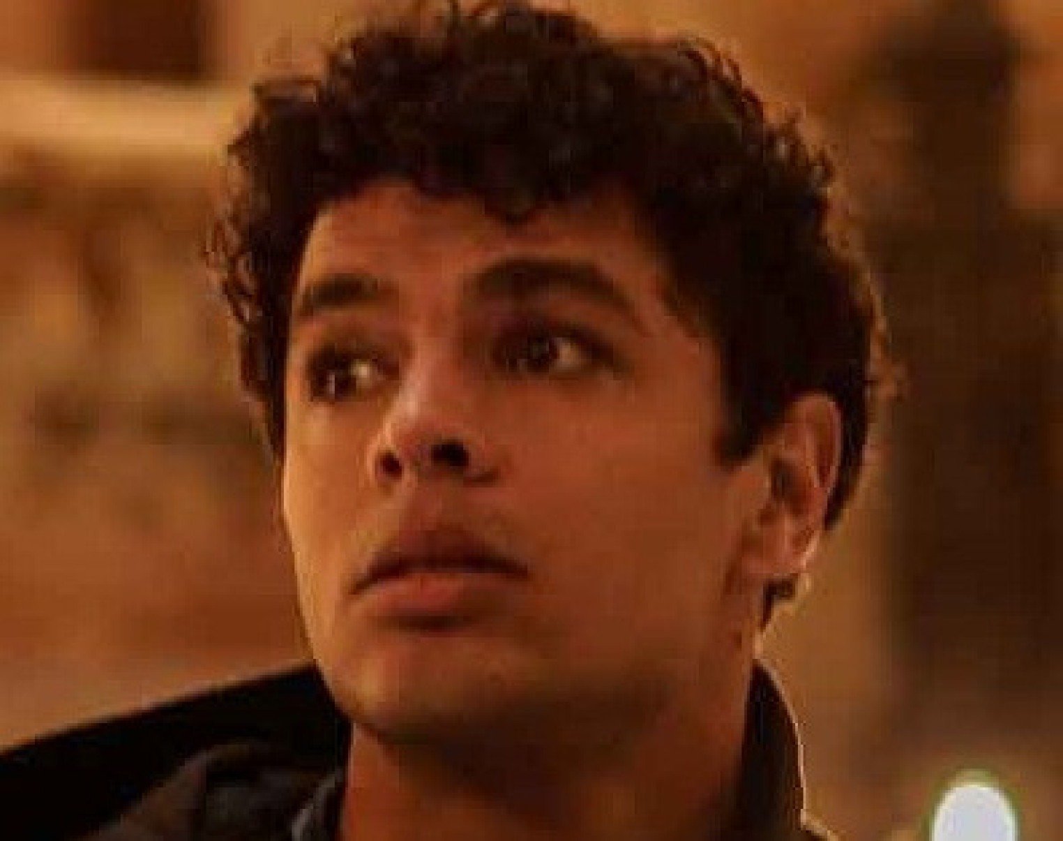     Rosto do ator Matheus Abreu em cena do filme Um lobo entre os cisnes