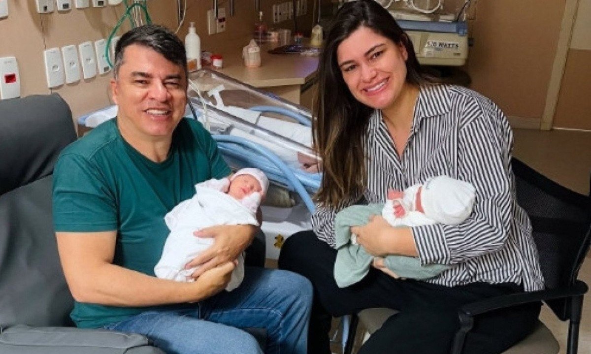 Flamarion Rolando e Elís Miele com Ester e Miguel no colo -  (crédito: Arquivo pessoal)