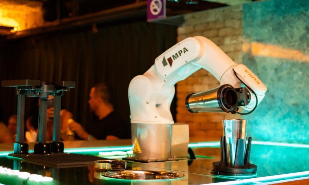 Robô bartender do Whisper faz drinques e sabe até "dançar"