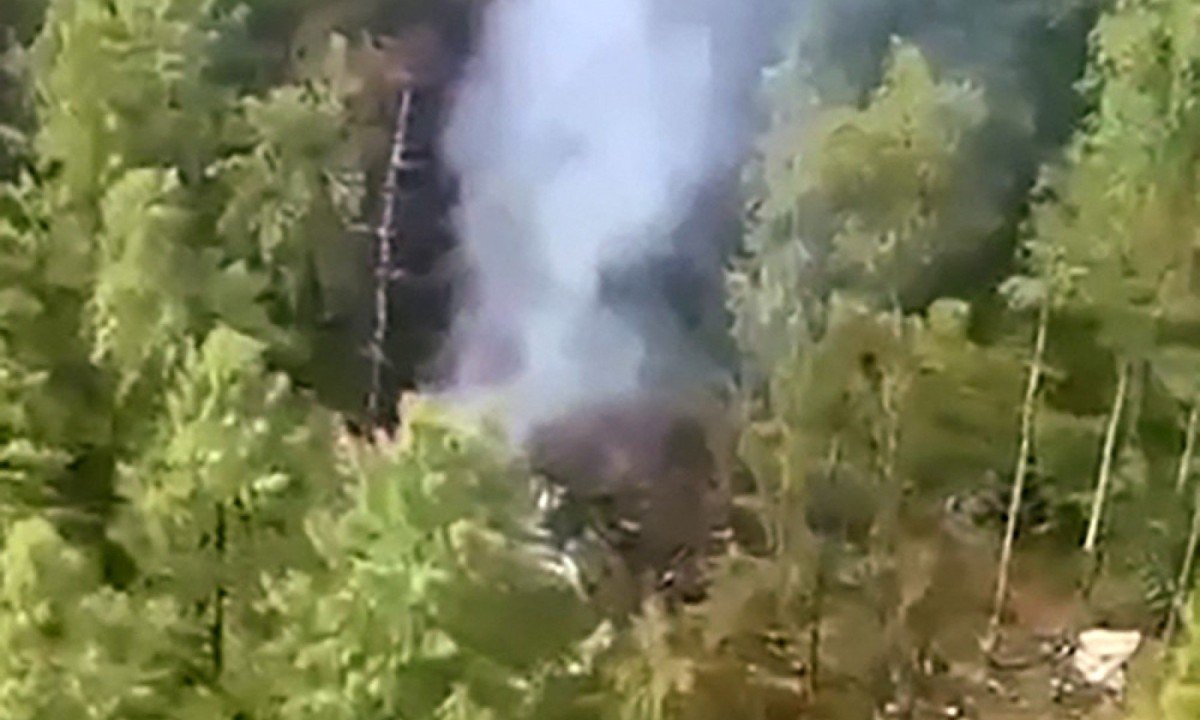  Vista aÃ©rea do local da queda do aviÃ£o de passageiros Antonov AN-24, nos arredores da cidade de Tynda, na regiÃ£o de Amur, no extremo leste da RÃºssia -  (crédito: AFP PHOTO / INVESTIGATIVE COMMITTEE OF RUSSIA)