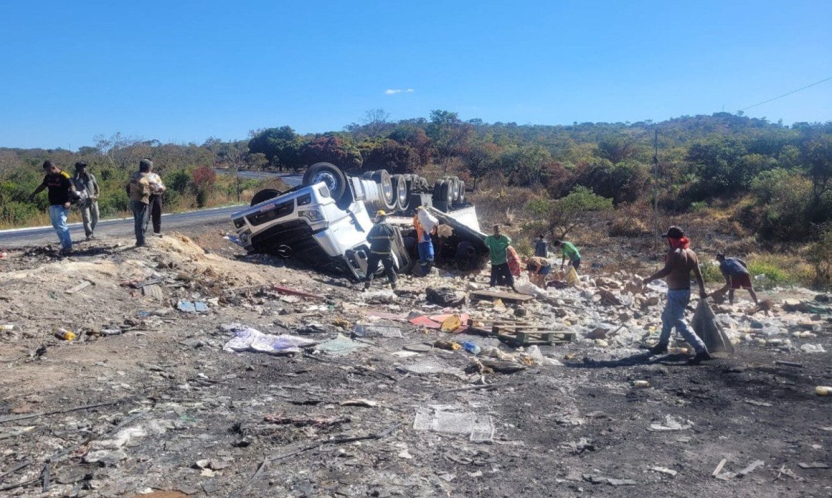 Carreta foi encontrada tombada fora da pista da BR-251, no Norte de Minas -  (crédito: Divulgação/Corpo de Bombeiros)