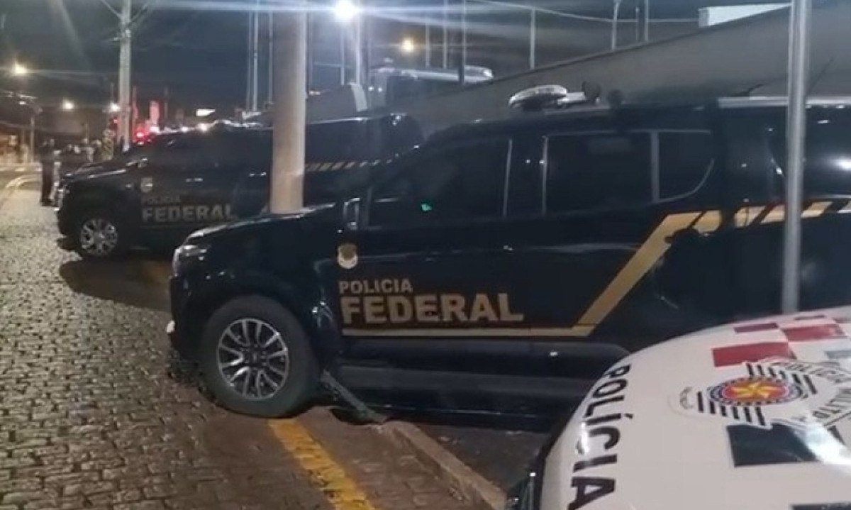 Vídeos que circulam nas redes sociais mostram pelo menos dois suspeitos armados com fuzis -  (crédito: Reprodução/PF)