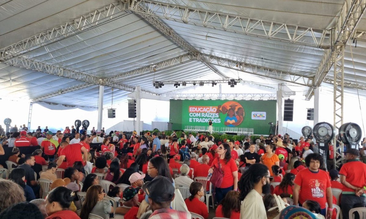 Centenas de pessoas aguardam a chegada de Lula no Parque de Eventos e Exposi&ccedil;&otilde;es de Minas Novas -  (crédito: Luiz Ribeiro/EM/D.A Press)