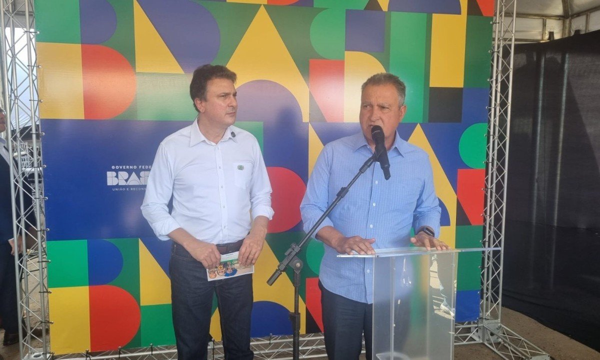 Os ministros Camilo Santana, da Educa&ccedil;&atilde;o, e Rui Costa, Casa Civil, durante visita de Lula a Minas Novas (MG) -  (crédito: Luiz Ribeiro/EM/D.A Press)