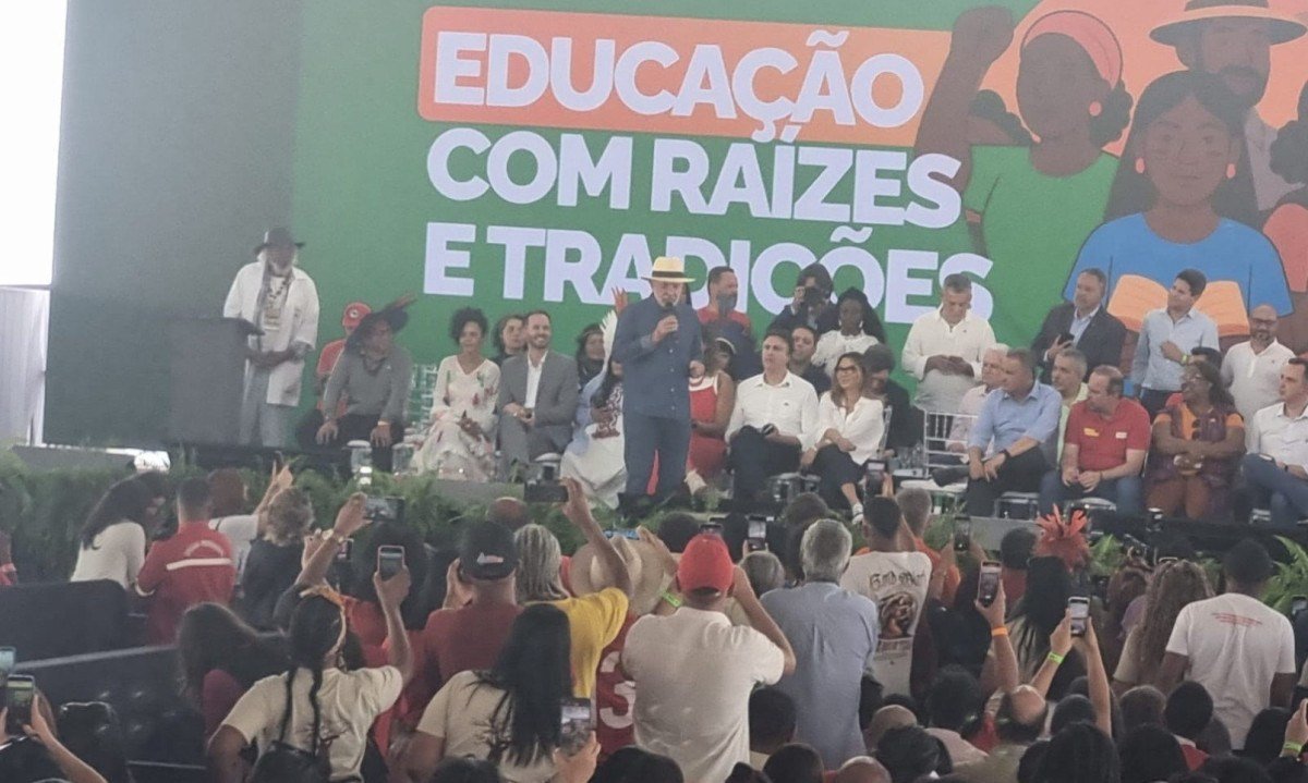 Lula e uma comitiva de ministros e aliados pol&iacute;ticos cumpriram agenda em Minas Novas nesta quinta-feira -  (crédito: Luiz Ribeiro/EM/D.A Press)